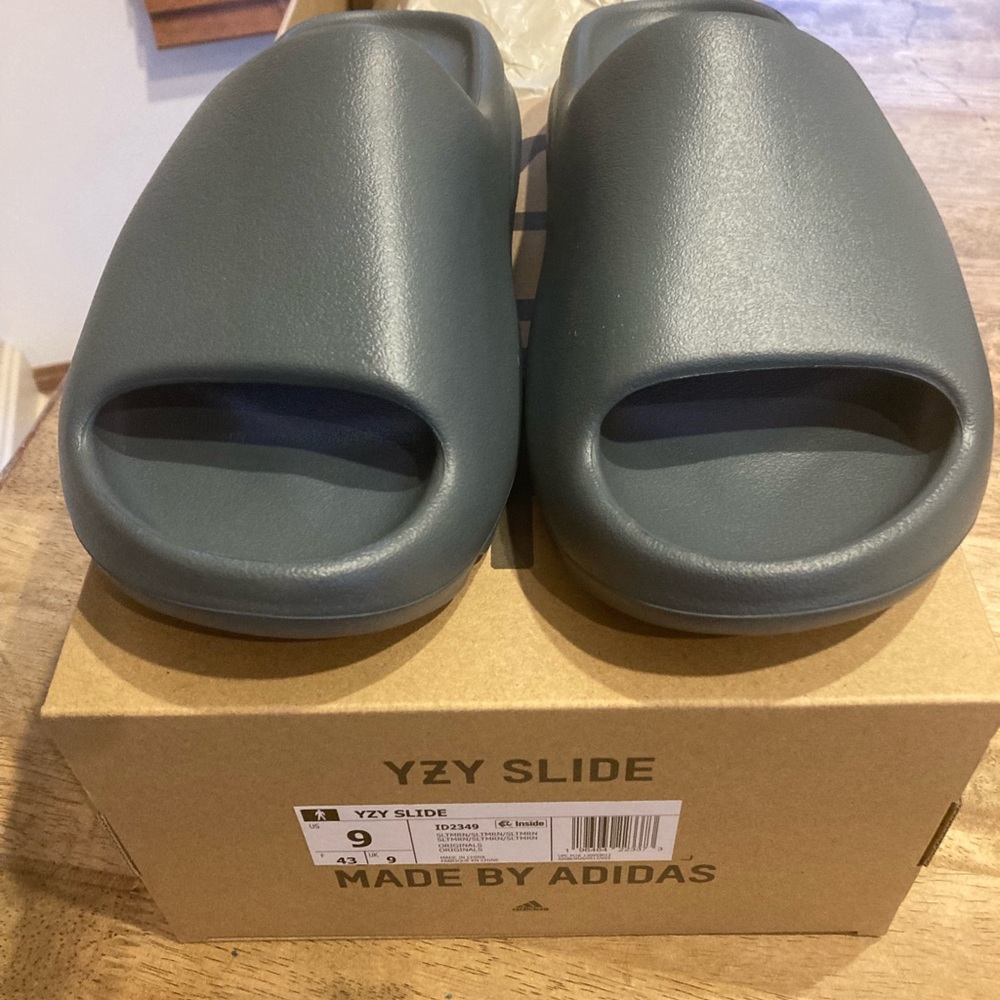 Yeezy Slides Size 9